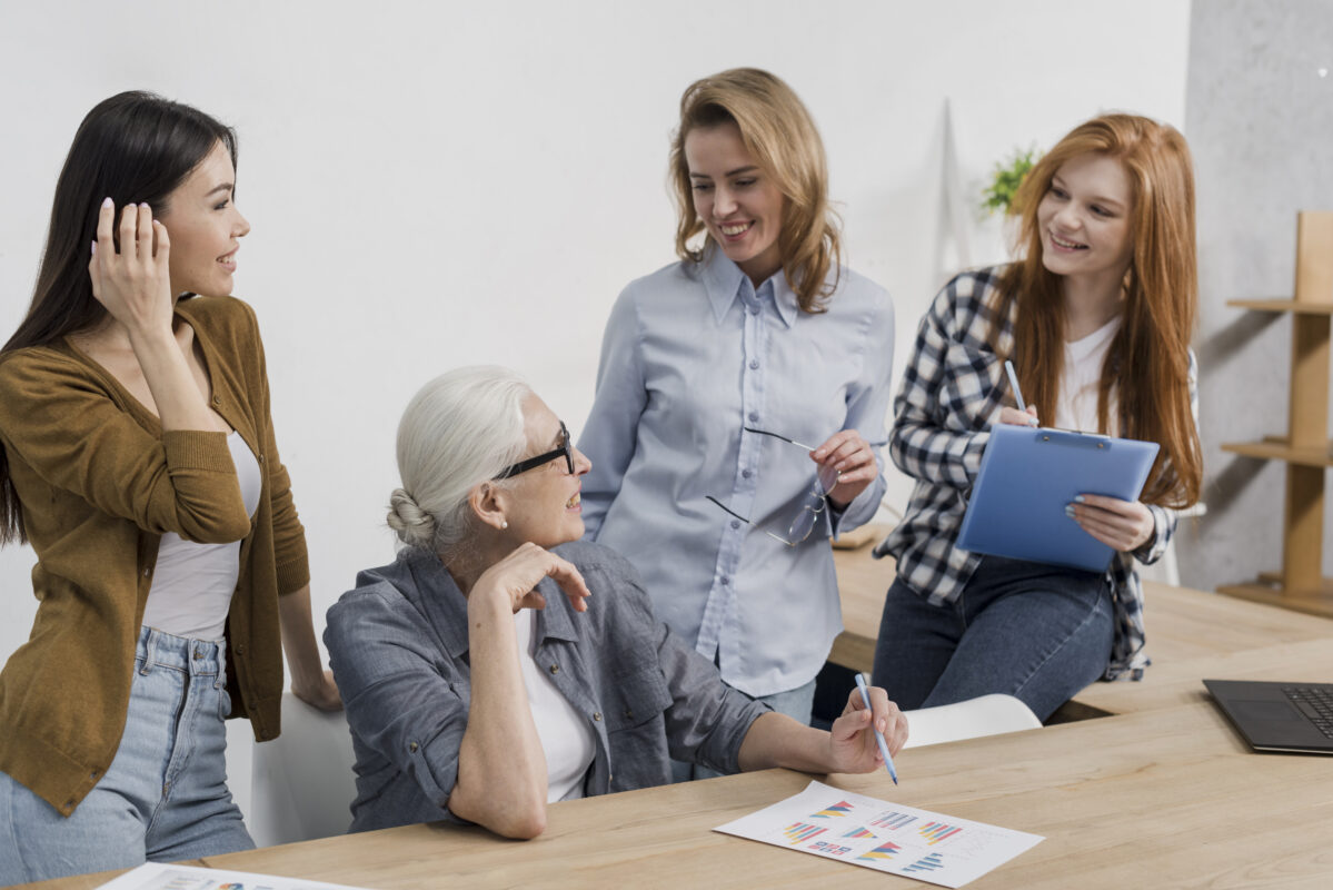 Escuela Latinoamericana de negocios mentoring 6 community adult women working together