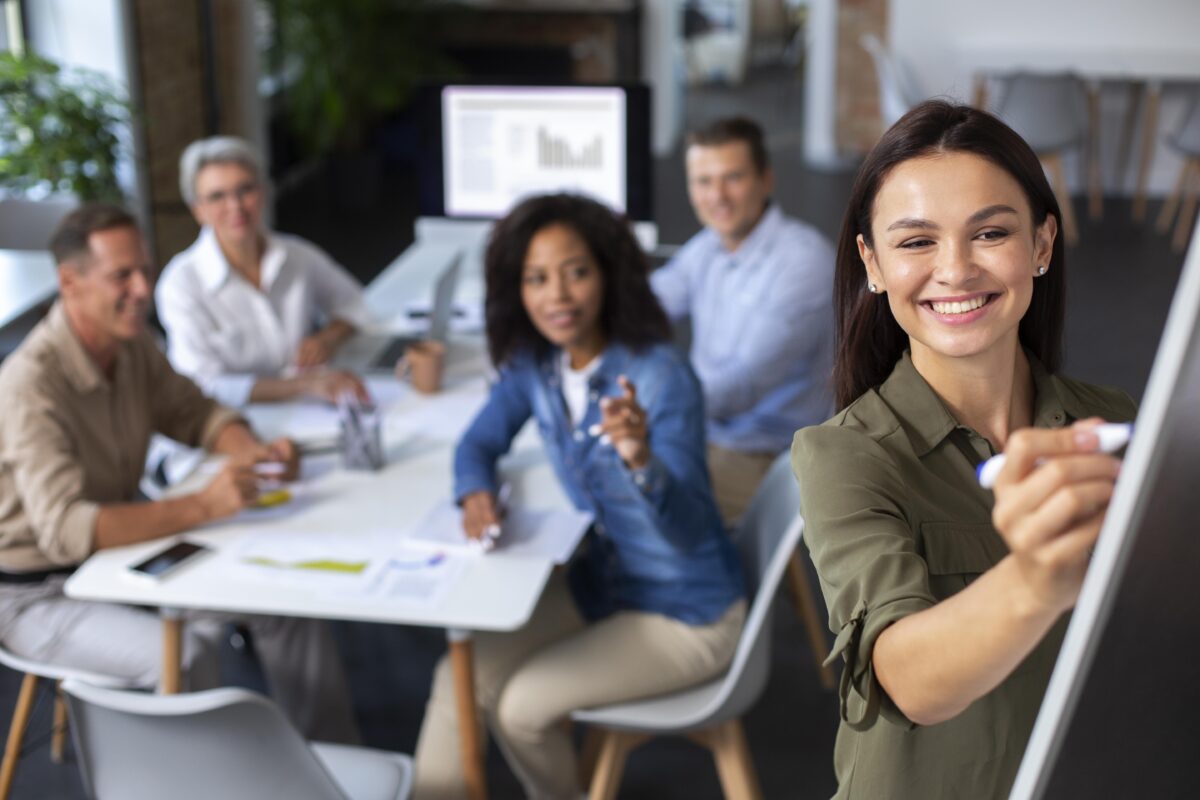 Escuela Latinoamericana de negocios mentoring 7 people using digital device while meeting